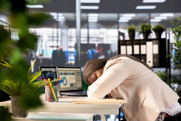 Mulher tirando um cochilo