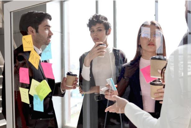 Equipe desenvolvendo pensamento crítico 