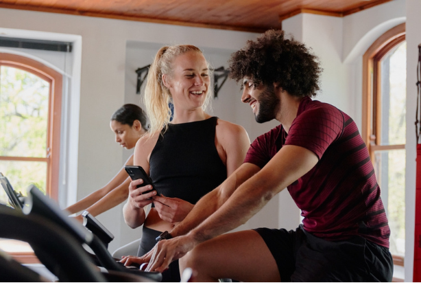 Casal aprendendo a trocar de plano