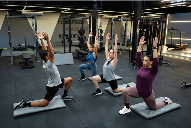 Mulheres treinando na campanha de mês da mulher