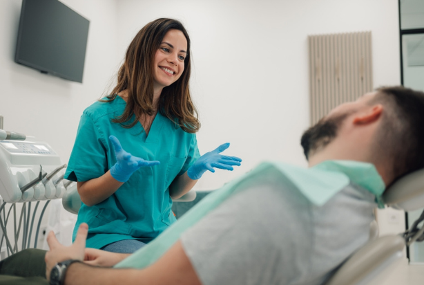 Homem usufruindo de plano odontológico 