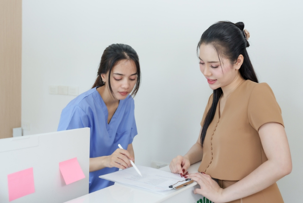 Mulheres usufruindo de plano odontológico