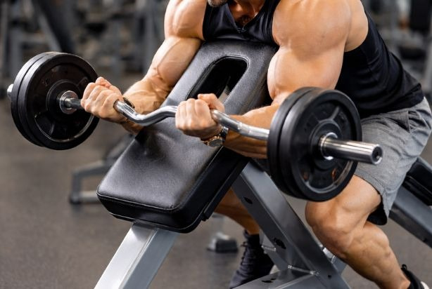 Rosca spider: bíceps mais fortes? Aprenda o exercício!