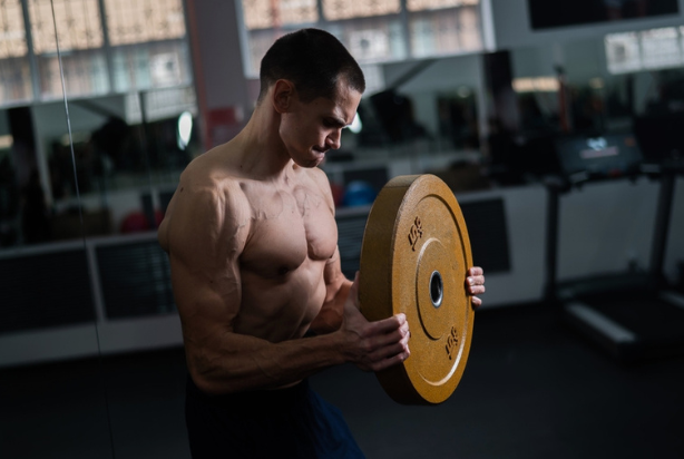 Exercícios com anilha: 4 opções para o seu treino 