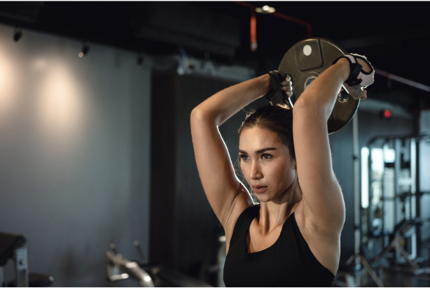 Mulher fazendo exercícios com anilha
