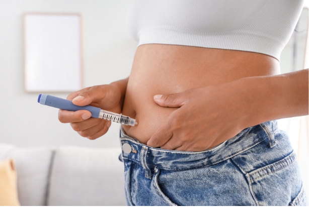 Pessoa usando canetas emagrecedoras