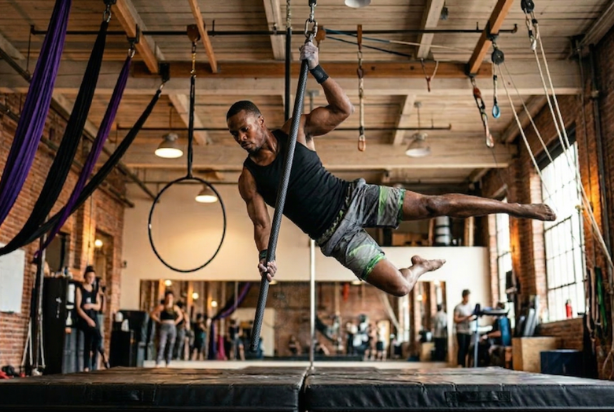 Homem em um estúdio de aéreos 