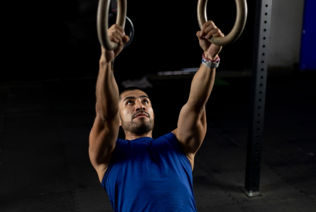 Atleta em um estúdio de aéreos 