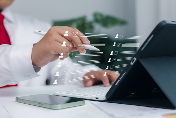 Profissional do RH fazendo KPIs de recrutamento