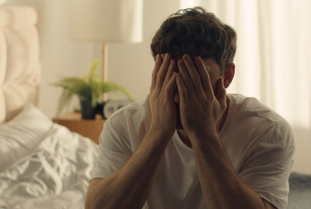 Homem lidando com o luto