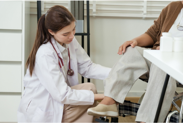 Médica ajudando a fazer mobilidade de tornozelo
