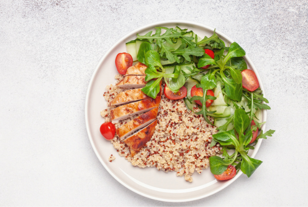 Salada proteica de frango com quinoa