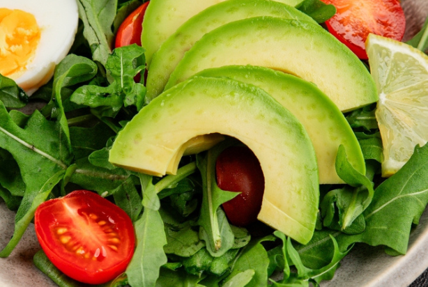 Salada proteica de ovos com legumes 