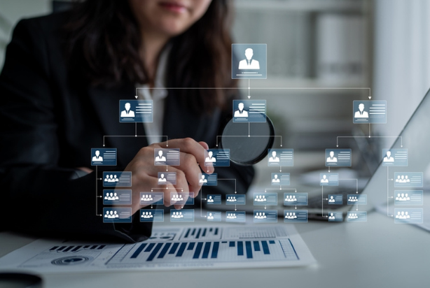 Mulher vendo tendências de recrutamento e seleção