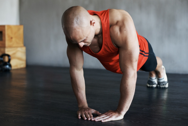 Flexão diamante: aprenda este exercício de força