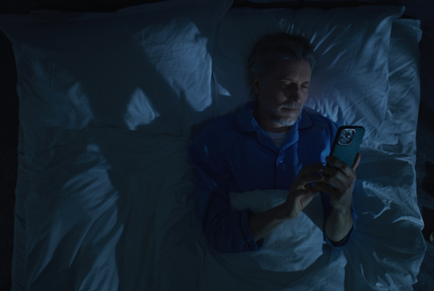Homem não praticando rotina noturna 