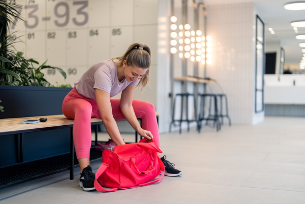 Mulher usando bolsa de academia