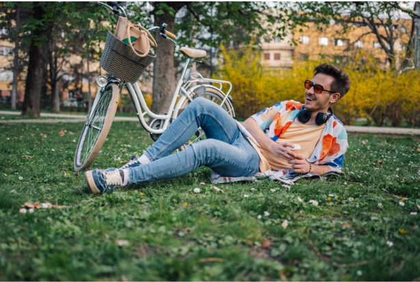 Homem praticando descanso ativo