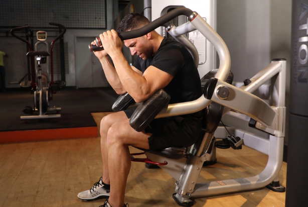 Homem fazendo abdominal máquina