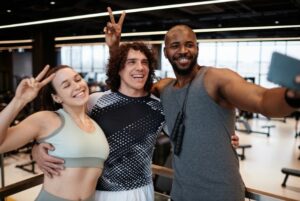 Espaços instagramáveis na academia foto em grupo