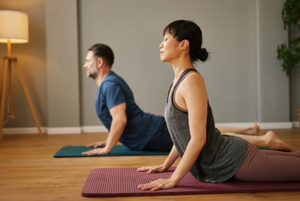 Postura da cobra: aprenda essa posição clássica de yoga