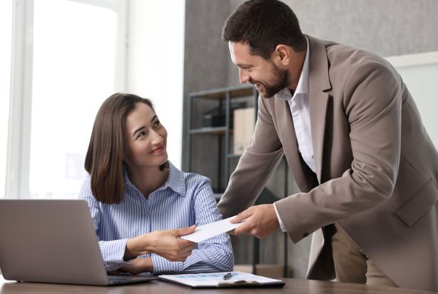 Adiantamento salarial: como funciona e regras para o RH