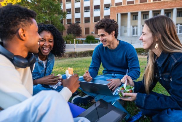 Universitário fazendo uma pausa para descansar longe da tela do computador mantendo a saúde mental na graduação.