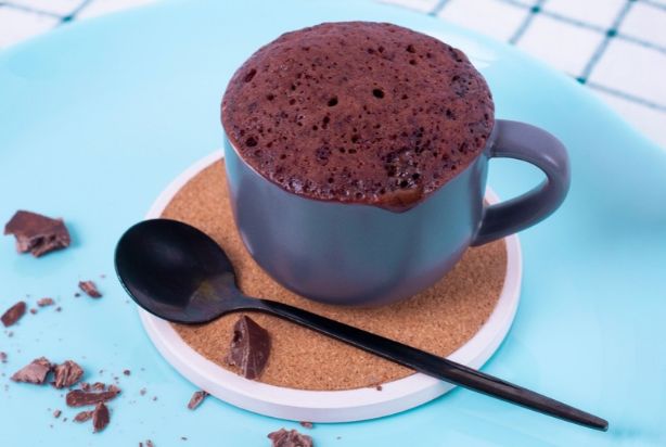 Bolo de caneca em xícara azul