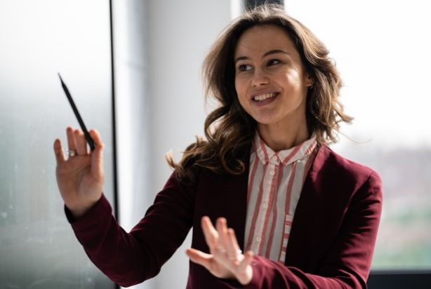 Mulher ensinando para representar a educação corporativa