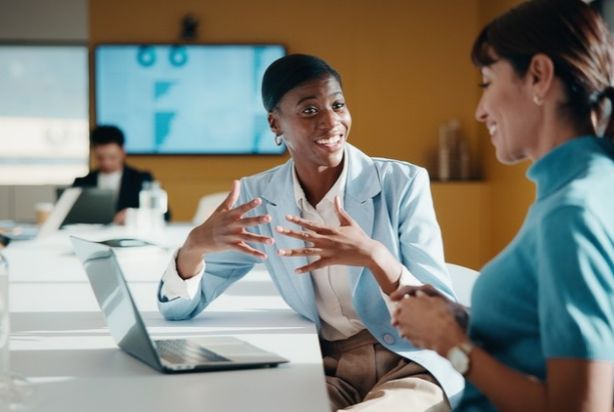 Mulheres conversando sobre educação corporativa