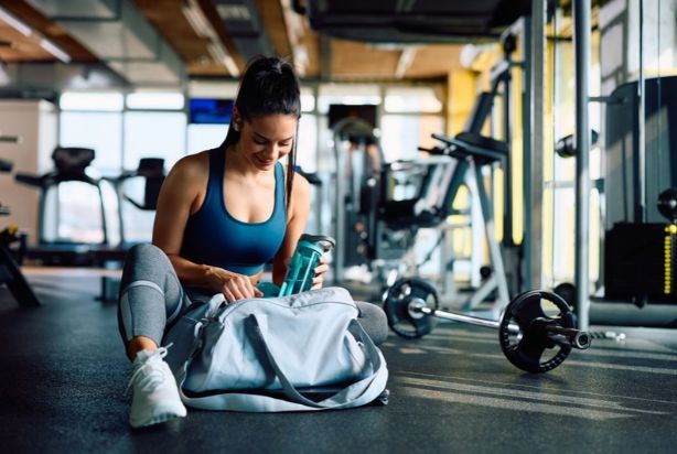 exercícios durante uma viagem a trabalho mulher