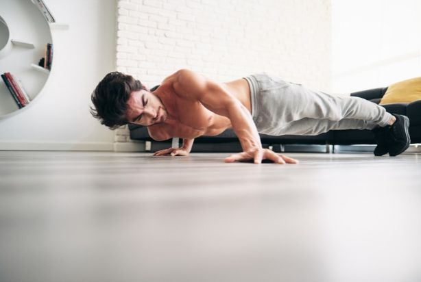 Flexão arqueiro: aprenda um exercício avançado de calistenia