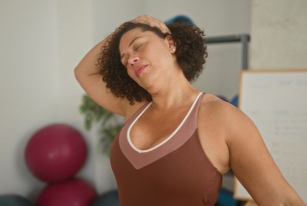 Mulher praticando exercícios físicos.