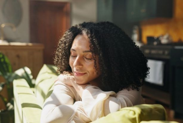 Mulher relaxando com a luz do sol.