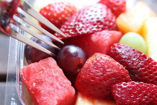 Salada de frutas: saiba montar um lanche colorido e nutritivo