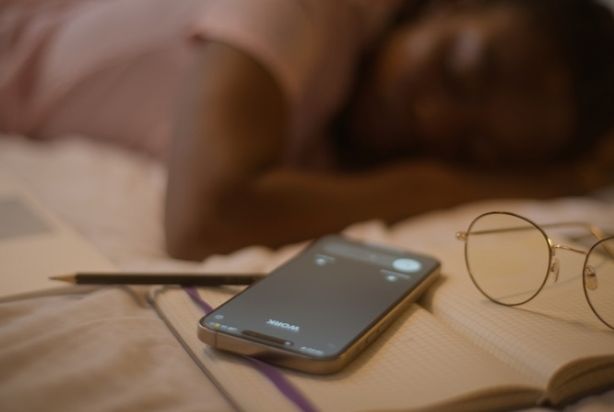 Celular tocando e pessoa dormindo com sons para dormir
