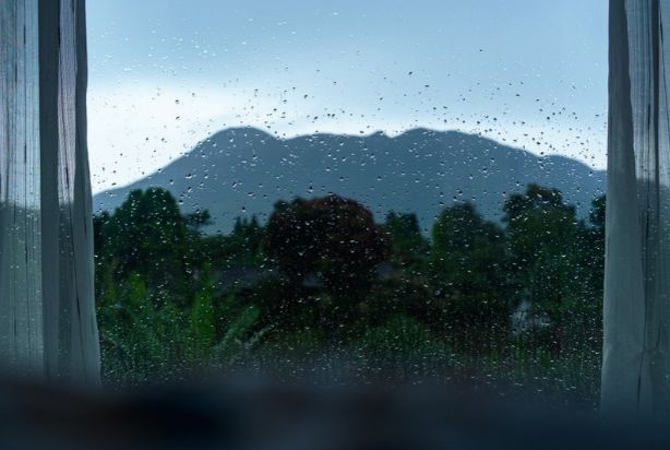 chuva caindo com um exemplo de sons para dormir