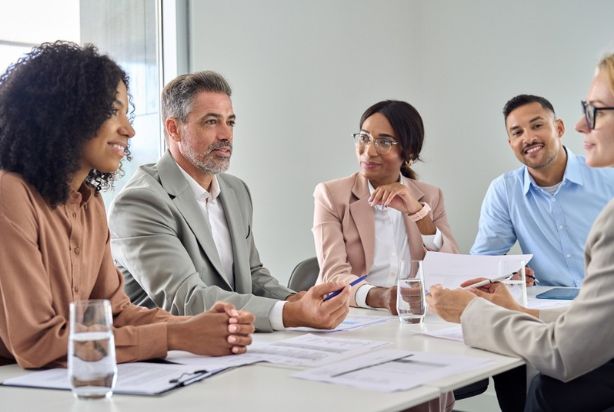 Pessoas reunidas no ambiente corporativo para transmitir a ideia de vestir a camisa